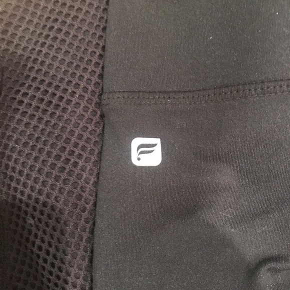Fabletics black Capri with mesh detail size large - Picture 3 of 3
